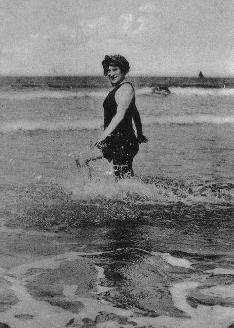 Mevrouw Duizendorf die stapvoets het Kanaal ging oversteken. De eerste tien meter waren zeer succesvol moeten we hier op de redactie-afdeling 'Bizarre ongelukken' toegeven.